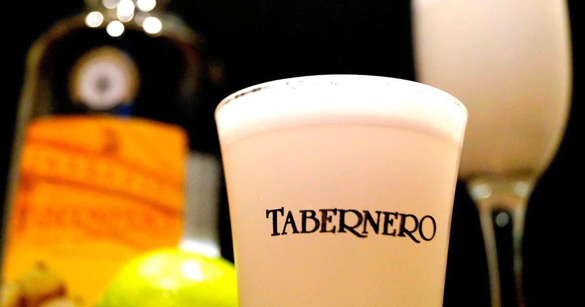 A Pisco sour with Tabernero Pisco. Image: "Pisco Tabernero Acholado" by  Sergio Olivier is licensed under CC BY-SA 2.0.