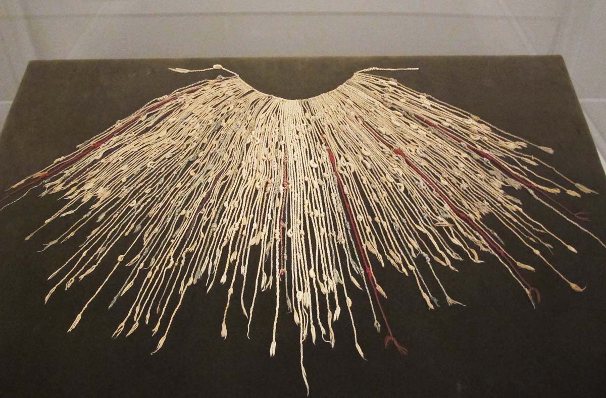 An example of a quipu with mostly undyed strings and a small number of red strings.