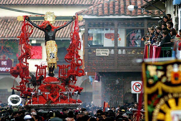 Señor de los Temblores procession in Cusco