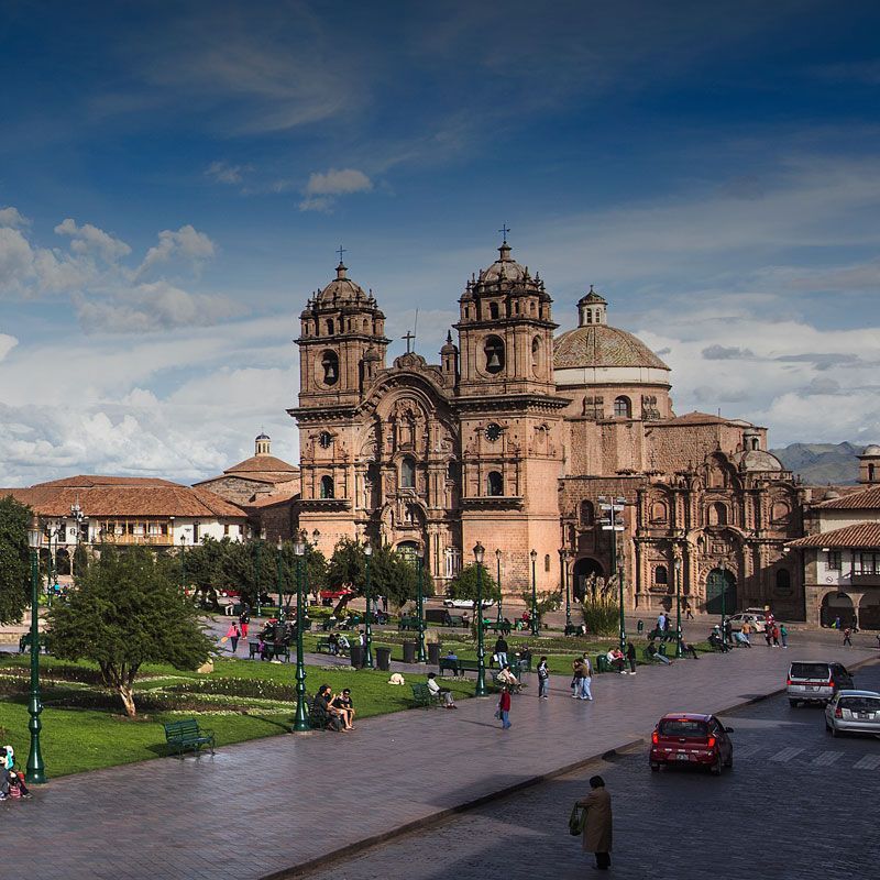 La Plaza de Armas de Cusco con la Iglesia de la Compañía de Jesús, punto de partida para la ruta de Cusco a Machu Picchu - Xplor Machu Picchu.